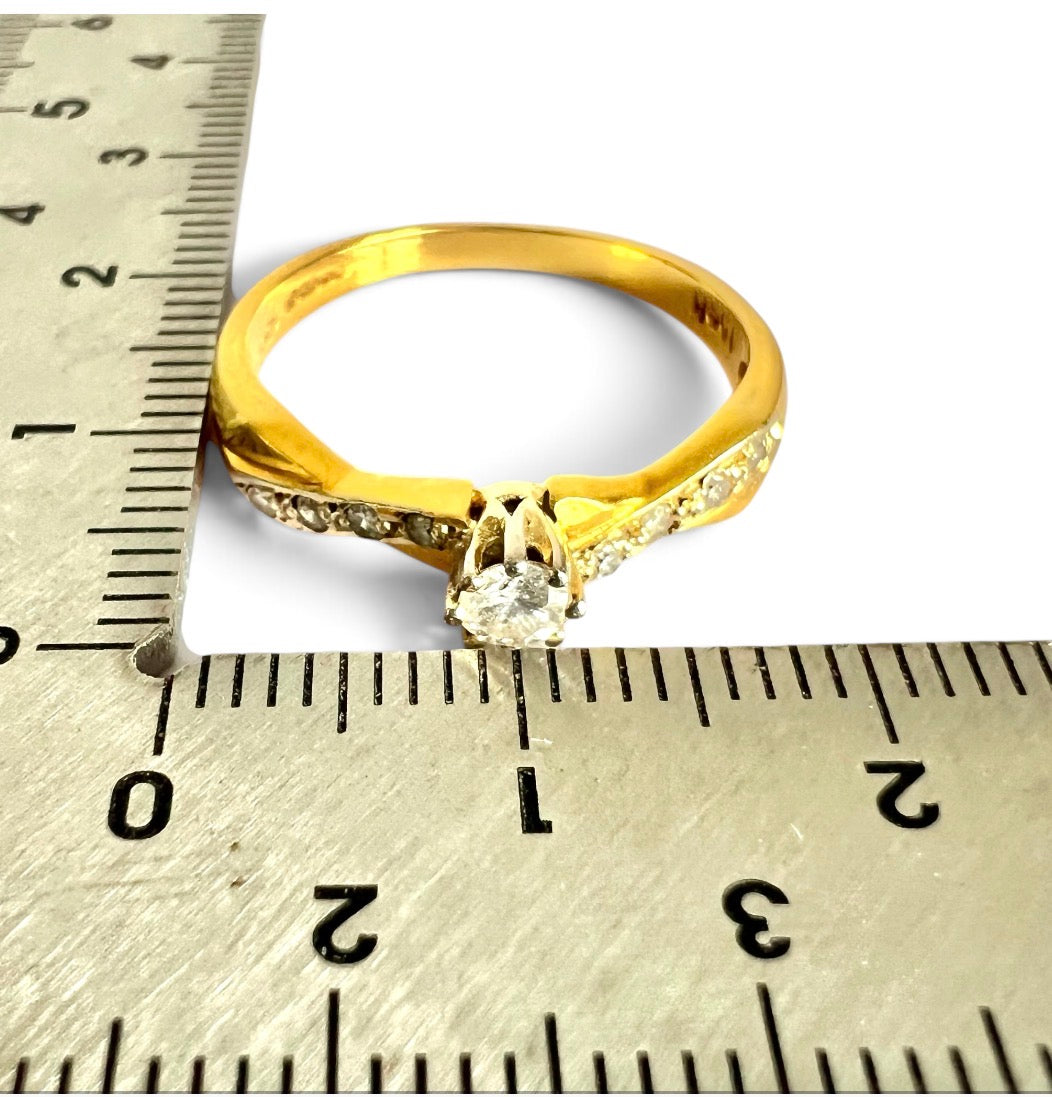 Vintage 1993 18ct Gold Diamond Solitaire Ring Diamond Shoulders Hallmark Size O½