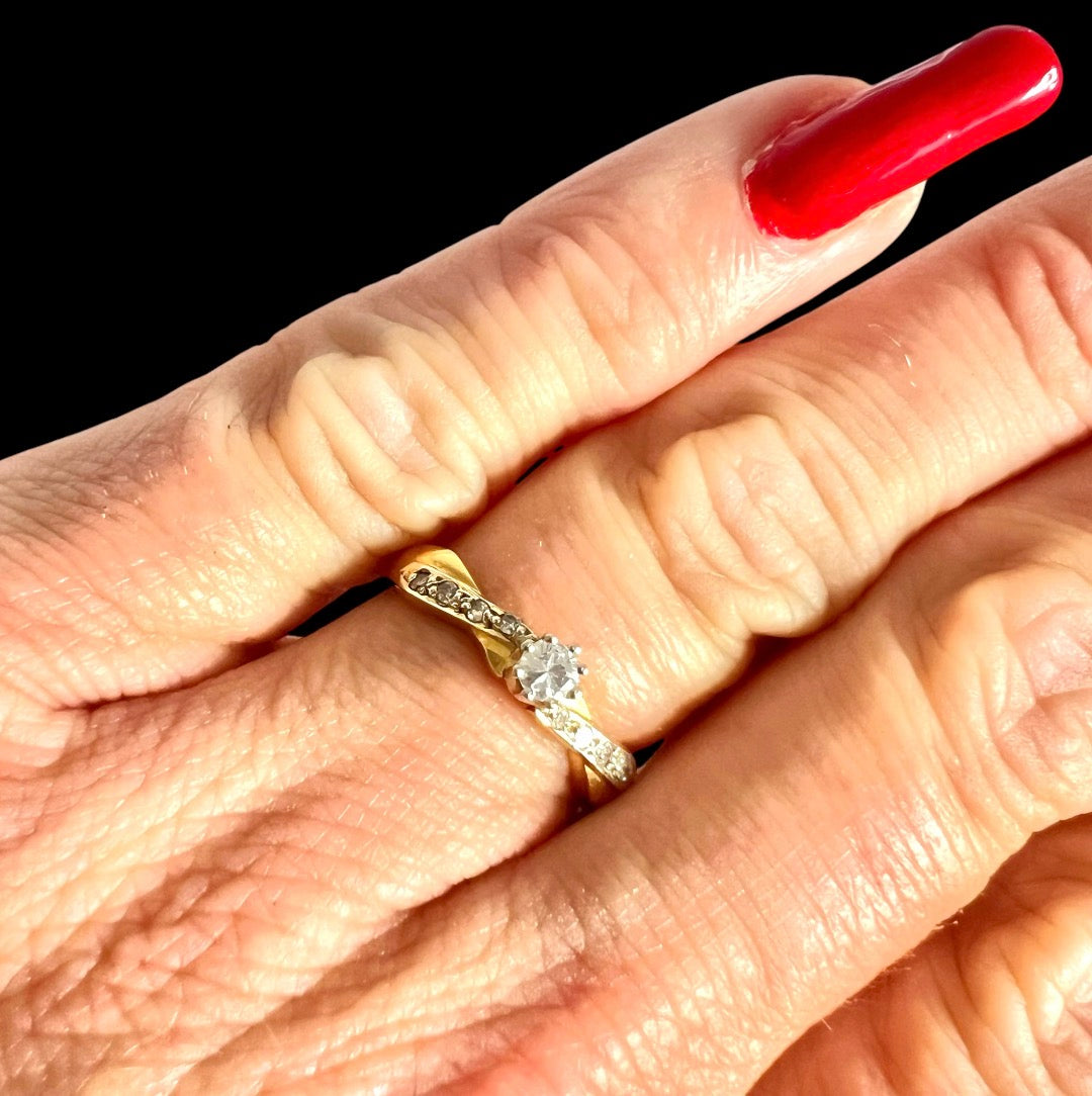 Vintage 1993 18ct Gold Diamond Solitaire Ring Diamond Shoulders Hallmark Size O½