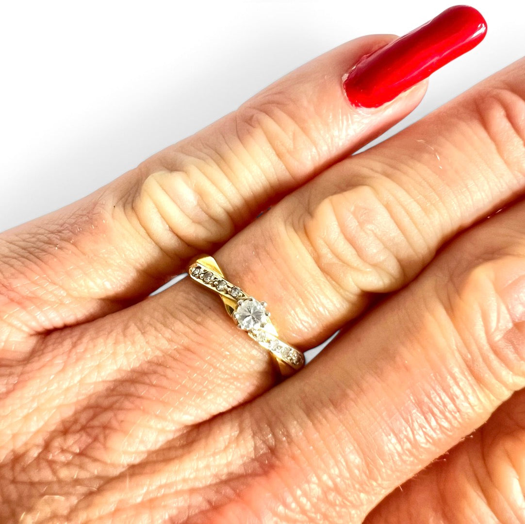 Vintage 1993 18ct Gold Diamond Solitaire Ring Diamond Shoulders Hallmark Size O½